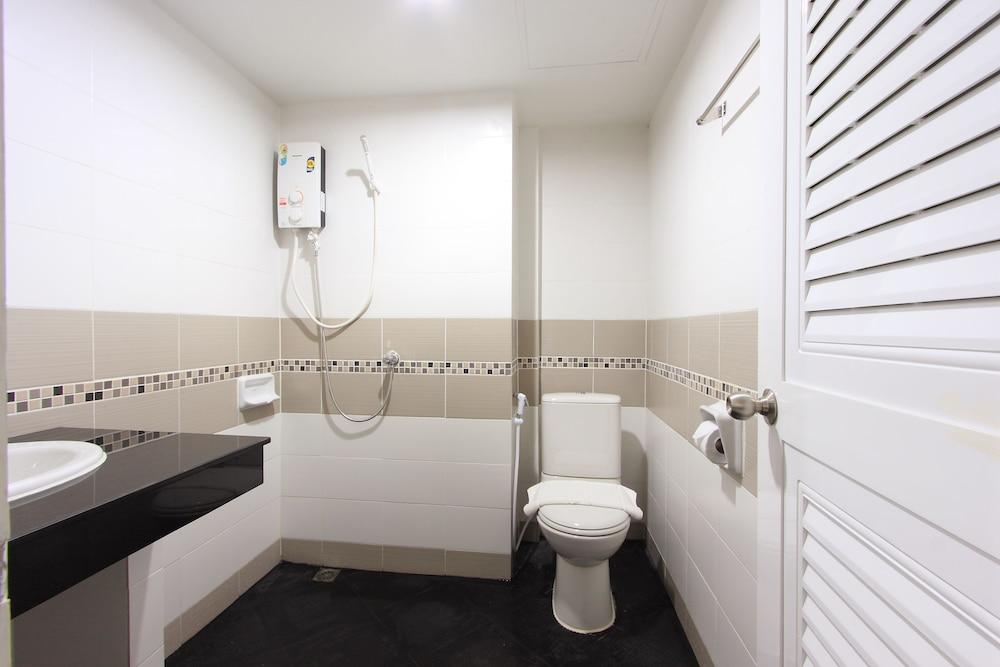 Phusita House 2 Hotel Patong Bagian luar foto