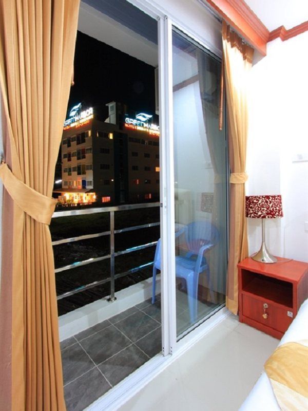 Phusita House 2 Hotel Patong Bagian luar foto